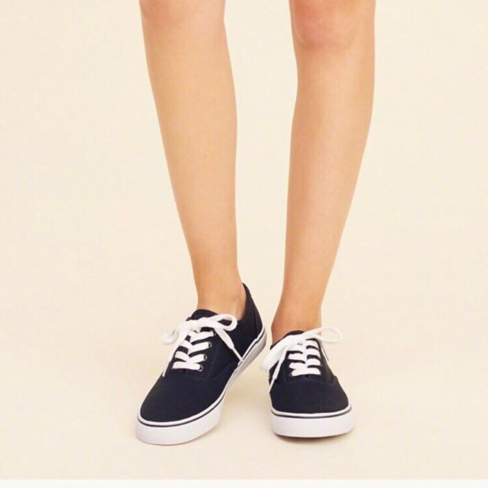 Hollister Navy blue sneaker new in box unisex